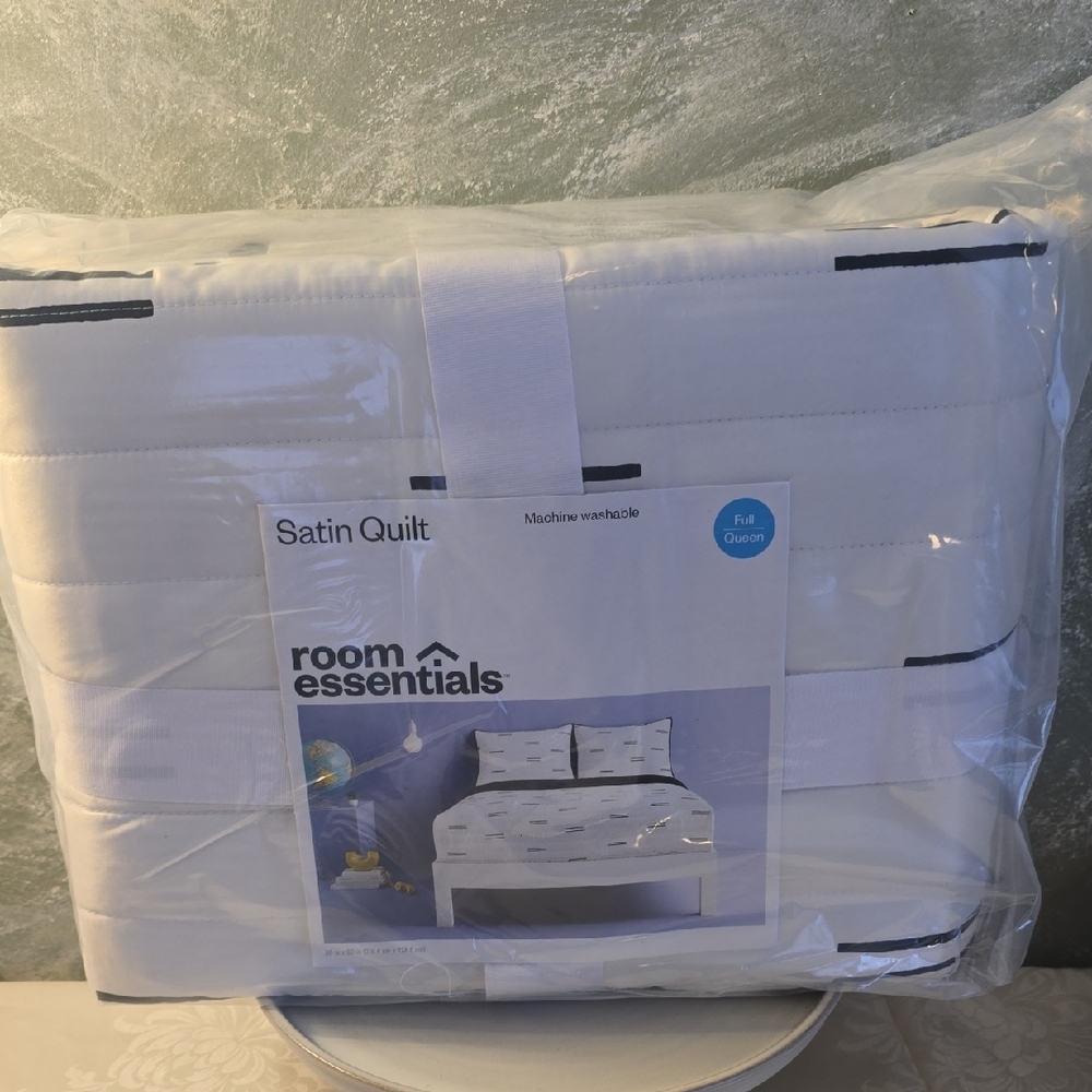 Room Essentials Satin Quilt White & Black Bars Midweight Sateen Full/Queen New